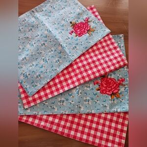 Set Of 4 Adorable Reversable Placemats Blue Floral Red Plaid Nice Size